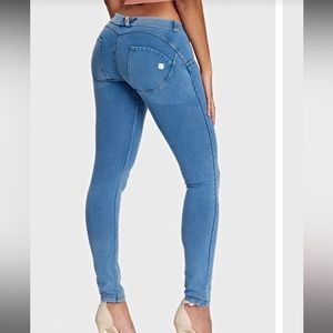 Low rise full length yellow stitching freddy jeans light wash